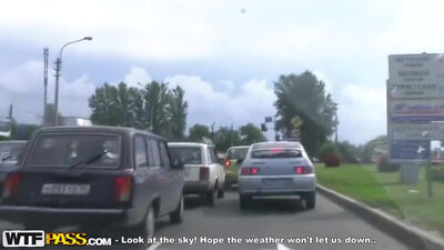 Rus bayan arabada pikaperi berbat ediyor