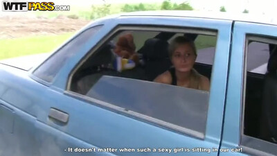 Rus bayan arabada pikaperi berbat ediyor
